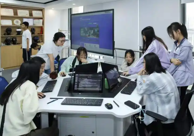 同学们沉浸式体会了一把撕纸插画游戏深受震撼 同学们沉浸式体会了一把撕纸插画游戏深受震撼